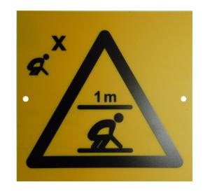 Schild: Schutzraum x Personen hockend