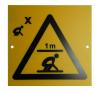 Schild: Schutzraum x Personen hockend
