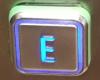 "E", quadratisscher Taster, erhaben, blau, Rand beleuchtet, Symbol beleuchtet, mit grüner Unterlage